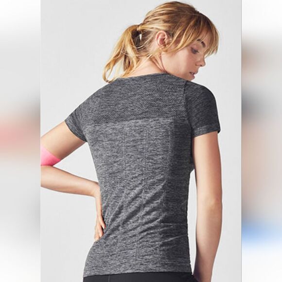 Fabletics Delta Seamless Short-Sleeve Tee Top Dark Grey/Vanilla Large - Picture 2 of 6